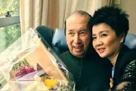 何鸿燊活着时，天生善心，某演员输3亿，送VIP卡一生包吃喝图片