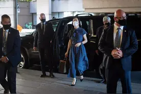 孟晚舟出庭新造型终于不穿纯色系！蝴蝶结波点裙小清新，仙气十足图片