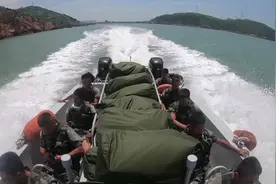 解放军特战队东南沿海演练武装泅渡登岛，突袭敌指挥所实施斩首图片