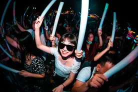 先蹦个迪出身汗，再游个泳耍耍水……关键这样的耍事，还花不了多少钱图片