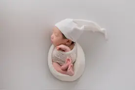 符龙飞晒女儿百日照，闭眼安睡十分可爱，深情配文表达爱意图片