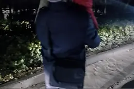 点赞！两岁男童离家2公里独自过马路，郑州热心人一路陪伴送回家图片