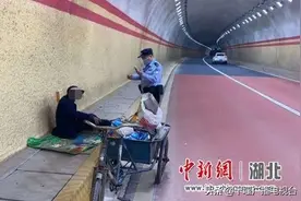古稀老人骑三轮车艰难返乡，十堰民警热心救助图片