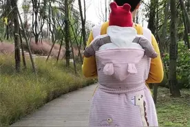 有种“偷懒”叫背着婴儿出门，家长很省事，孩子却可能因此受伤害图片