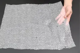 快递气泡膜千万别扔，放在卫生间和厨房特别实用，一年省下好几百视频封面