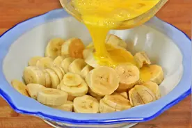 香蕉吃腻了，试试这种新做法，淋2个鸡蛋，出锅比吃大鱼大肉还香图片