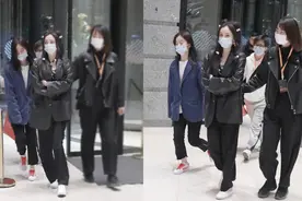 杨幂深夜下班显憔悴疲惫，遇粉丝遭保安大哥推搡，举动很暖心图片