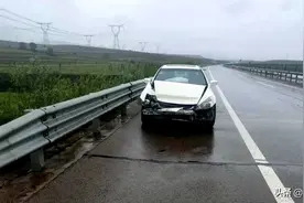 「事故案例」雨天高速行车，遇积水路段“漂”出事故图片