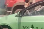 西安出租车司机高速上将脚搭在窗外开车，司机：当时在挠脚图片