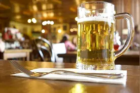 怪不得都用啤酒洗脸，原来有这么多的好处，回家赶快试试！视频封面