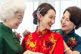 婚礼上祖孙三代同穿旗袍，女儿明艳妈妈温婉，还是白发外婆最抢镜图片