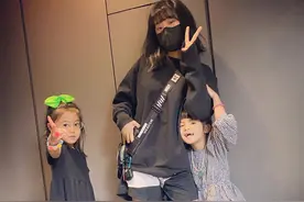 贾静雯一家为波妞庆4岁生日，她穿公主裙戴皇冠好端庄，大眼随妈图片