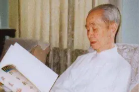 老农带传家宝鉴定，称这是皇室收藏的宝贝，张口要价800万图片