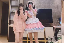 火线妹和闺蜜合照，双腿又细又直，粉丝翻出一张图：这才是真实的图片