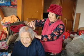 五十八岁退休女儿伺候八十岁老母亲，结果却是先母而去，值吗？图片