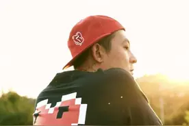 40岁陈冠希素颜拍大片，没做发型赤脚坐地上，依旧痞帅十足图片