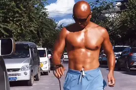 乐嘉光膀子买菜大秀肌肉，遛狗不牵绳被指违法，回怼：愿来世做狗图片