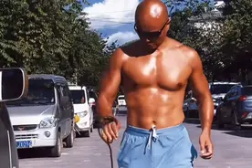 乐嘉光膀子买菜大秀肌肉，遛狗不牵绳被指违法，回怼：愿来世做狗图片
