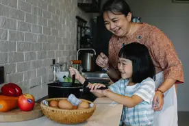 “父母偏心弟弟，20年后我年薪30万，把丈母娘接到了城里”图片