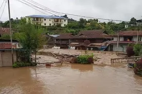 暴雨引发山洪 缅甸掸邦曼通半数房屋被淹没图片