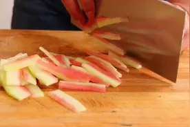 西瓜皮新吃法，简单一炒，清脆爽口，解腻下饭图片