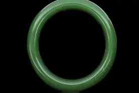 女子拿姑妈的镯子来鉴宝，专家直言：摔在地上不会坏，坏了算我的图片