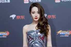 迪丽热巴亮相红毯性感撩人，肖战肖央风格对立，雅痞对上严肃图片