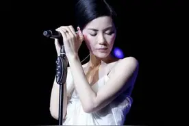 回忆经典，同曲子不同歌，容易受伤的女人，情人之间的情人，口红图片