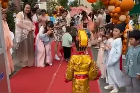 江苏一幼儿园举办汉服活动，小男孩穿皇帝装入场，老师们瞬间看懵图片