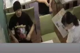 周杰伦现身平价饭馆就餐，特意露脸出镜却惨遭忽视图片