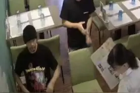 周杰伦现身平价饭馆就餐，特意露脸出镜却惨遭忽视图片