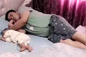 宝爸陪宝宝睡觉，醒来后发现宝宝脚丫冰凉，赶忙伸手试探宝宝呼吸图片
