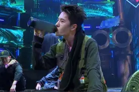 王一博《街舞》头发“炸毛”了，离开滤镜后，脸上痘痘意外抢镜图片