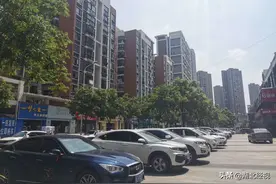 停放车辆占用店前盲道 物业：马上整改图片