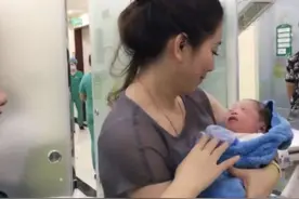 外婆去医院看刚出生的外孙，颜值引在场护士羡慕，网友：冻龄女神图片