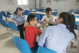 母亲认为儿子有开过电动玩具车的经验，将车交给9岁男童开车上路！你家孩子是充话费送的吗？图片