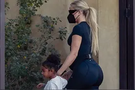 科勒卡戴珊曲线不输金姐！穿健身服翘臀太赞，3岁女儿像黑人爸爸图片