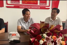 “当听到习总书记提到深刻怀念革命烈士时，我想起了我的儿子…”图片