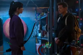 漫威新剧鹰眼细节多，鹰眼背书包满脸委屈，二代鹰眼持弓好霸气图片