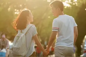 「每日黄诗」恋爱中的腻歪阶段，就是这个情况。（《腻 歪》）图片