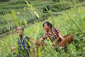 深山57岁单身汉，说做梦都没想到老了还娶了媳妇，过这幸福的日子图片