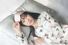 女人睡觉时，要扎发还是散发？我做错多年，难怪掉发快，发际线高图片