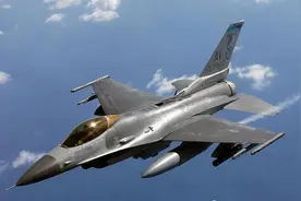 中巴空军演习，歼-10C成群降落巴铁，但机身也“太干净”了图片