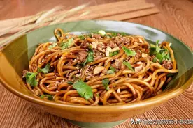 舌尖上的美食之河南信阳热干面和上海炒面，地域不同，口味不同图片