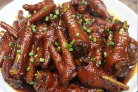 大厨教你做红烧鸡爪，鸡爪软糯脱骨，不用老抽，颜色很红亮不发黑图片