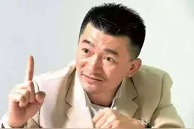 他努力奋斗成为富豪，最终却去摆地摊，为啥？图片