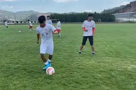 河中练球而走红网络的足球少年试训中乙，业余与职业存在差距图片