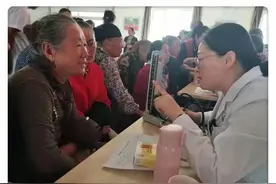 经历两次大手术的她，苦撑三次援疆，海门柔情女医生有名维吾尔族女儿图片