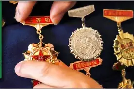 退役后再穿军装，奖章、纪念章佩戴实例图片