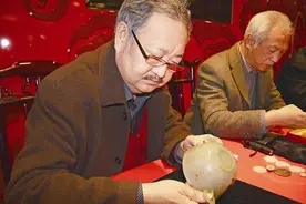 女子佩戴10年的玉佩，专家鉴定：你胆子真大，可知这块玉的来历？图片